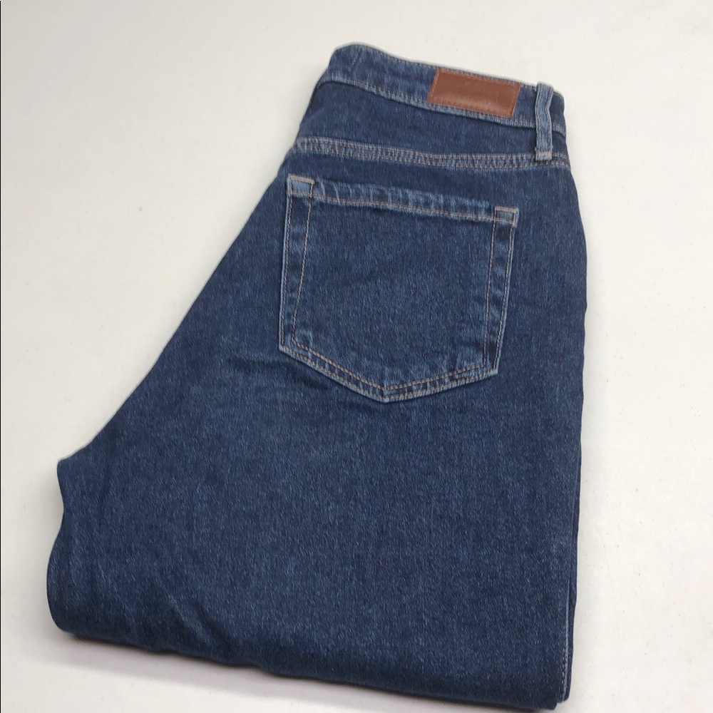HOLLISTER ULTRA HIGH-RISE MOM STYLE JEANS 27x30 ⭐️